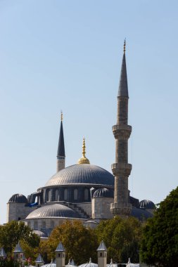 İstanbul 'da Mavi Cami olarak da bilinen Sultan Ahmet Camii' nin kubbesi ve minaresine bakın.