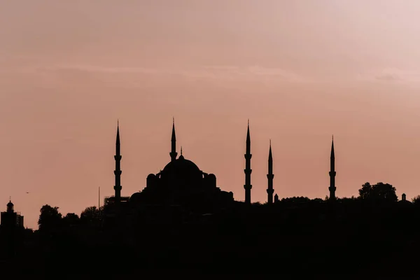 İstanbul, İstanbul ve Türkiye 'deki Boğaz üzerindeki Cami siluetinin arkasındaki destansı Gün Doğumu. — Stok fotoğraf