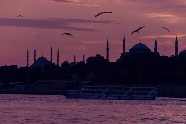 Epic Sunrise behind Mosque silhouette over Bosphorus, Isztambul, Törökország. — Stock Fotó