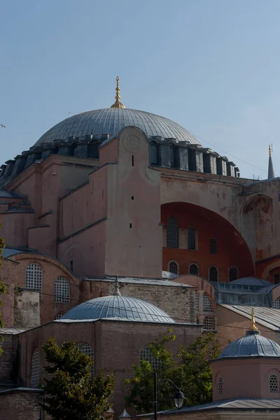 Istanbul, Türkei - 18. September 2021. Das Äußere der berühmtesten byzantinischen Architektur Hagia Sophia. — Stockfoto