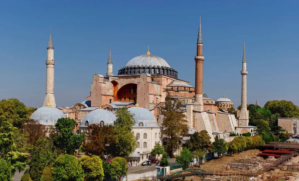 İstanbul, Türkiye - 18 Eylül 2021. Bizans mimarisinin en ünlü dış mimarisi Ayasofya.. — Stok fotoğraf