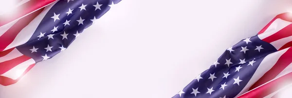 Amerikansk flagga på den grå bakgrunden med kopieringsutrymme. Gräns för självständighetsdagen eller veterandagen. — Stockfoto