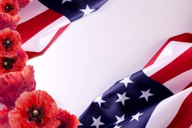 Pearl Harbor Ulusal Anma Günü afişi Birleşik Devletler bayrağı, kırmızı gelincikler ve kopyalama alanı.