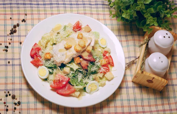 Foto vintage de ensalada de pollo césar con huevos de codorniz — Foto de Stock