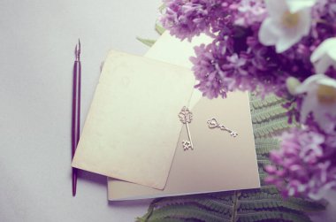 Leylak çiçekleri, defter, çizim defteri ya da günlüğü olan romantik bir arkaplan.