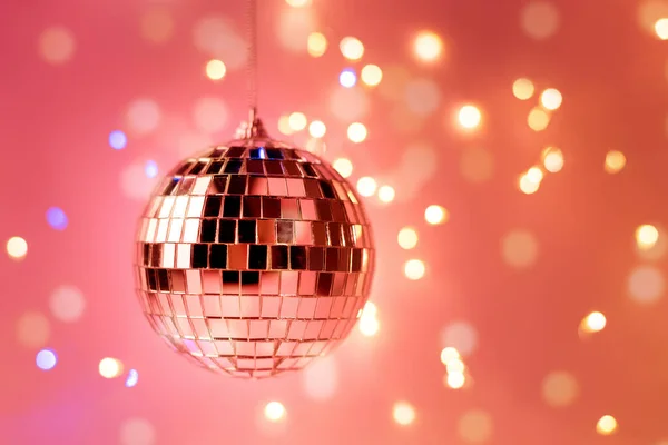 Szczęśliwego Nowego Roku strona tło z kulą Disco na różowym tle kolor i piękny musujące bokeh. — Zdjęcie stockowe
