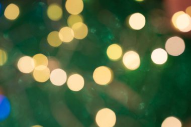 Güzel yeşil renkli bokeh arka plan. Mutlu yıllar ve Noel arkaplanı Işıl ışıl bokeh.