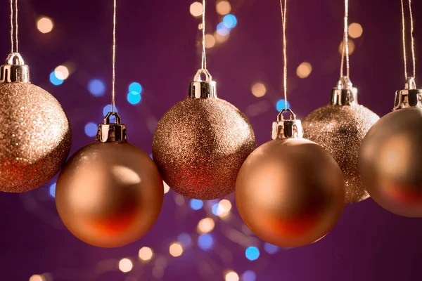 Altın Noel ağacı toplarıyla kadife menekşe arka planda yeni yıl partisi afişi. Yeni yıl partisi duyurusu için iyi.. — Stok fotoğraf