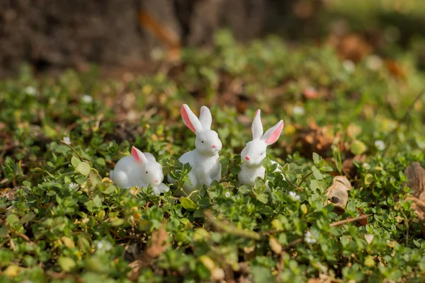 Jolie figurine de lapin de Pâques sur une mousse verte de la forêt. Printemps saisonnier vacances de Pâques fond — Photo