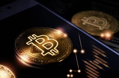 Fiziksel altın Bitcoin para dolar faturaları ve smartphone mor bir arka plan üzerinde karşı.