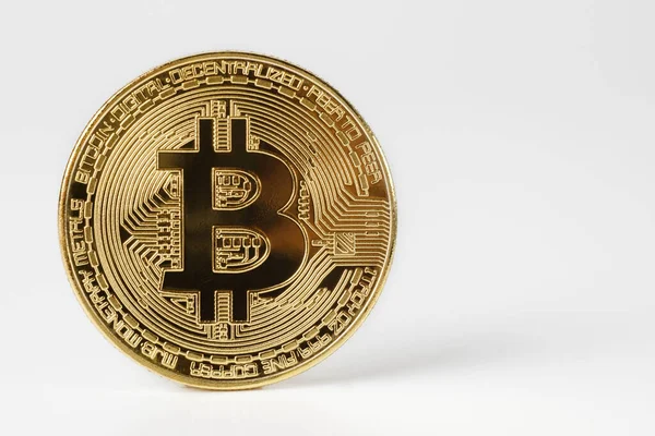 Moneda física de oro Bitcoin sobre un fondo blanco. Nueva criptomoneda mundial . — Foto de Stock