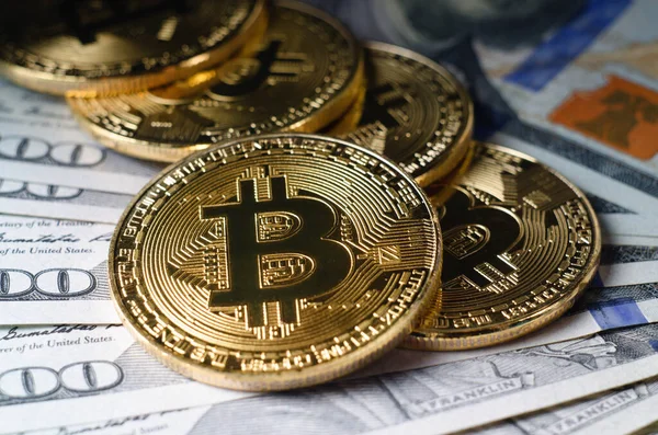Bitcoin físico en un dólar de los Estados Unidos Facturas. — Foto de Stock