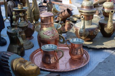 Wroclaw, Polonya 20 Mart 2022: Vintage Şarap Kadehleri ve bit pazarında satılık diğer çanak çömlekler