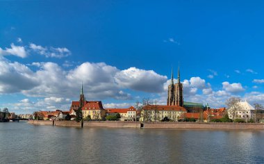 Polonya, Wroclaw, 16 Nisan 2022. Odra Nehri ve Tumski Adası 'na bak.