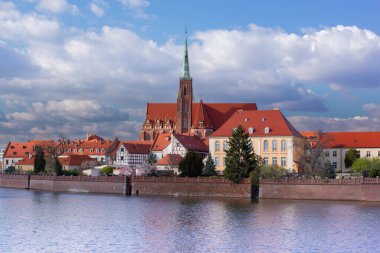 Polonya, Wroclaw, 16 Nisan 2022. Odra Nehri ve Tumski Adası 'na bakın. 2022 ilkbaharında Eski Wroclaw Kasabası