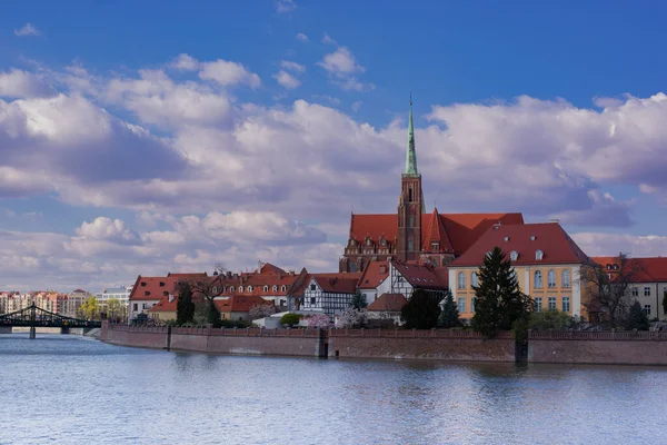 Polonya, Wroclaw, 16 Nisan 2022. Odra Nehri ve Tumski Adası 'na bakın. 2022 ilkbaharında Eski Wroclaw Kasabası