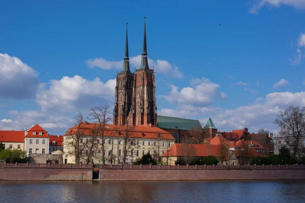 Polonya, Wroclaw, 16 Nisan 2022. Odra Nehri ve Tumski Adası 'na bakın. 2022 ilkbaharında Eski Wroclaw Kasabası