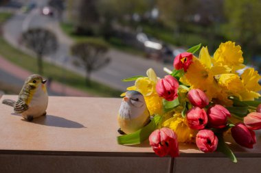 Kırmızı laleler ve Sarı Narcissus güzel bir bahar buketinde. Şehir Manzarasına Karşı Pencere Üzerine Bahar Çiçeği