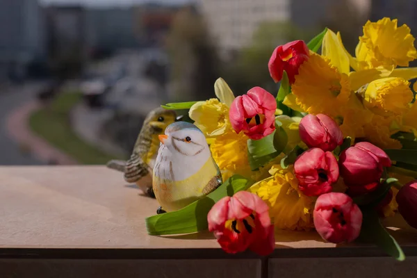 Kırmızı laleler ve Sarı Narcissus güzel bir bahar buketinde. Şehir Manzarasına Karşı Pencere Üzerine Bahar Çiçeği