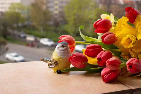 Červené tulipány a žluté narcisy v krásné jarní kytici. — Stock fotografie