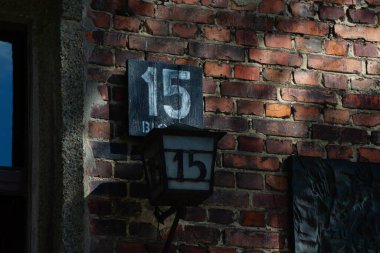 15 Haziran 2022: Oswiecim, Polonya. Auschwitz Birkenau Toplama ve İmha Kampı 15. Bloğa Giriş İmzası.