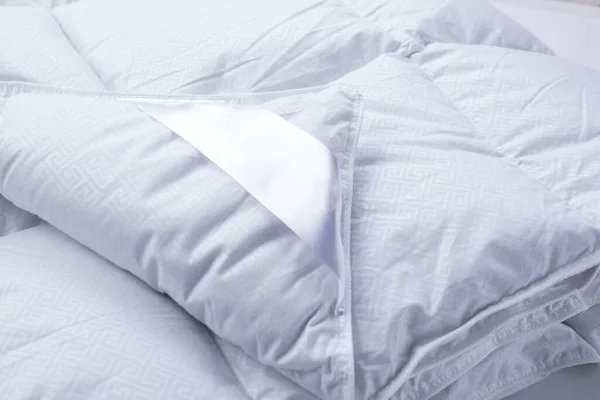 Eine Ecke Einer Weißen Bettdecke Großaufnahme Decke Vor Weißem Hintergrund — Stockfoto
