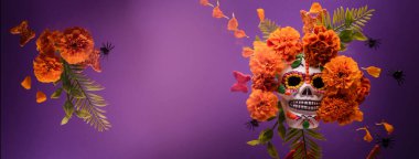 Dia De Los Muertos ya da Ölülerin Günü Kutlama Arkaplanı. Kafatası Marigold çiçeğiyle süslenmiş. Meksika Geleneksel Festivali.