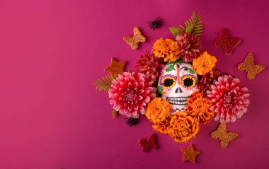 Dia De Los Muertos ya da Ölülerin Günü Kutlama Arkaplanı. Kafatası Marigold çiçeğiyle süslenmiş. Meksika Geleneksel Festivali.