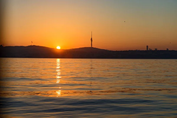 土耳其伊斯坦布尔Bosphorus清真寺轮廓后面美丽的日出 斋月天空背景 — 图库照片