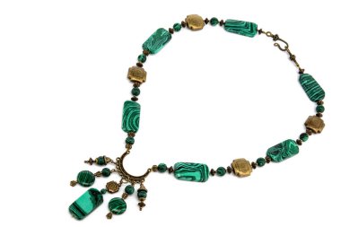 Yeşil mücevher çizgisi olan Malachite Zümrüt zinciri