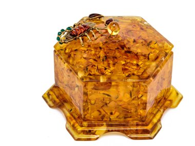 Kehribar mücevher kutusunda bronz akrep. Küçük eşyaları ve aksesuarları depolamak için. İç dekorasyon için. Beyaz arka planda doğal reçineden yapılmış sarı turuncu tabut..