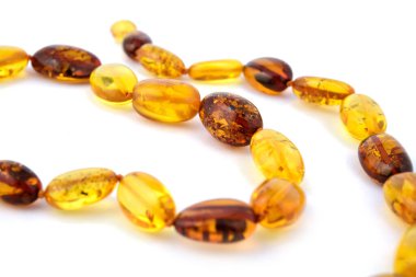 Baltık kolyesi, beyazı da kapsayan şeffaf bal rengi, lüks boncuklardan yapılmıştır. Seçici yumuşak odaklanmayı kapat. Metin için boşluk