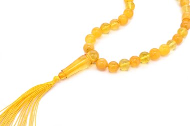 Dini tespihler Baltık doğal cilalı şeffaf bal rengi lüks boncuklardan yapılmış beyaz boncuklar. Seçici yumuşak odaklanmayı kapat. Metin için boşluk