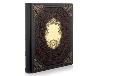 Kapak rengi beyaz arkaplan üzerinde izole kitap, ön görünüm.