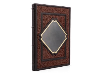 Beyaz arka planda izole edilmiş, kapak rengi olan siyah deri deri derili bir kitap. Boş kepçe ve metal takılarla.