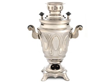 Silver Chrome Old Vintage Geleneksel Rus Çaydanlığı semaveri beyazın üzerinde izole edilmiş. Çay içmek için mutfak gereçleri, su ısıtıcısı..
