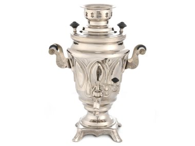 Silver Chrome Old Vintage Geleneksel Rus Çaydanlığı semaveri beyazın üzerinde izole edilmiş. Çay içmek için mutfak gereçleri, su ısıtıcısı..