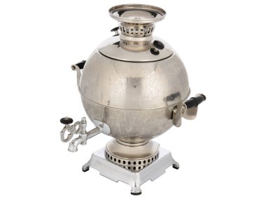 Silver Chrome Old Vintage Geleneksel Rus Çaydanlığı semaveri beyazın üzerinde izole edilmiş. Çay içmek için mutfak gereçleri, su ısıtıcısı..