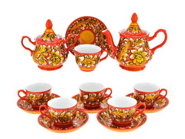 Geleneksel Rus folklorlu çay takımı. Beyaz arkaplanda el yapımı Khokhloma tarzı çiçek süsü bulunan tabaklar.