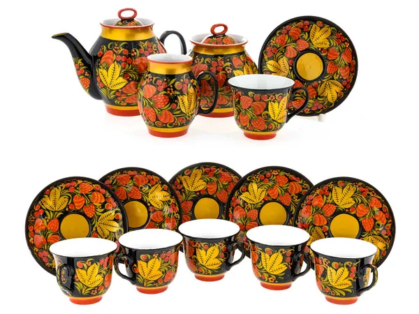 Geleneksel Rus folklorlu çay takımı. Beyaz arkaplanda el yapımı Khokhloma tarzı çiçek süsü bulunan tabaklar.