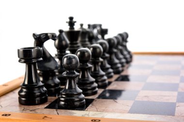 Rakip olarak satranç taşları, bej ve siyah mercan mermer satranç tahtasının ortasında. Oyun konsepti yarışmasını kapat, Klasik Turnuva.