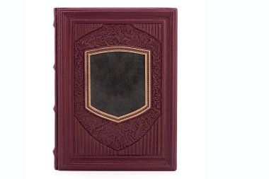 Beyaz arka planda izole edilmiş kapak rengi olan kırmızı siyah deri deri derili bir kitap. Boş kepçe ve metal takılarla.