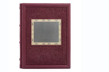 Beyaz arka planda izole edilmiş kapak rengi olan kırmızı siyah deri deri derili bir kitap. Boş kepçe ve metal takılarla.