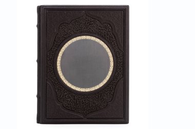Beyaz arka planda izole edilmiş, kapak rengi olan siyah deri deri derili bir kitap. Boş kepçe ve metal takılarla.