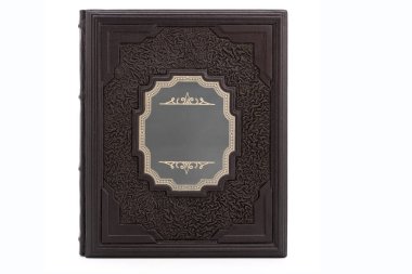 Beyaz arka planda izole edilmiş, kapak rengi olan siyah deri deri derili bir kitap. Boş kepçe ve metal takılarla.