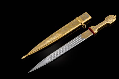 Hatıra olarak siyah kınalı gümüş altın bir hançer. Orta çağ tarzında geleneksel Kelt modellerine sahip lüks silahlar..