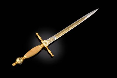 Hatıra olarak siyah kınalı gümüş altın bir hançer. Orta çağ tarzında geleneksel Kelt modellerine sahip lüks silahlar..