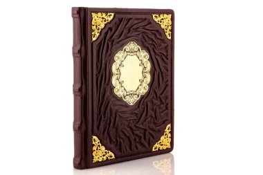 Beyaz arka planda izole edilmiş, kapak rengi olan kırmızı kahverengi deri deri derili bir kitap. Boş kepçe ve metal takılarla.