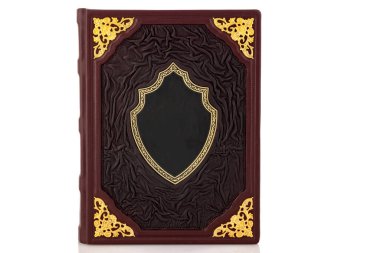 Beyaz arka planda izole edilmiş, kapak rengi olan kırmızı kahverengi deri deri derili bir kitap. Boş kepçe ve metal takılarla.