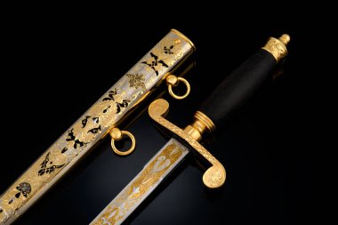 Hatıra olarak siyah kınalı gümüş altın bir hançer. Orta çağ tarzında geleneksel Kelt modelli lüks silahlar. Hediye ve dekorasyon için kullan